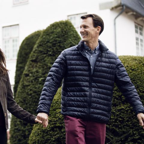 Prins Joachim og prinsesse Marie i Schakenborg Slotspark, der er åben for offentligheden på guidede ture, som man skal tilmelde sig i forvejen. 