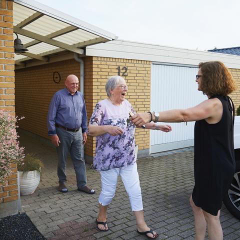 Gaby Brix var feriebarn hos Jytte og Georg Sandvad i Silkeborg i 1970'erne. Siden har de - med nogle få pauser - haft jævnlig kontakt og blandt andet deltaget i hinandens familiefester.