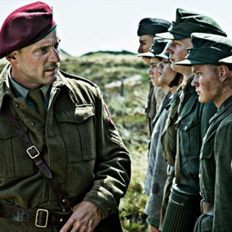 ”Under Sandet” fra 2015 satte fokus på de tyske mineryddere ved den jyske vestkyst efter Anden Verdenskrig. John V. Jensen, der er museumsinspektør ved VardeMuseerne, står bag en ny udstilling om denne minerydning på Tirpitz Museum i Blåvand. Udstillingen åbner efter planen i februar 2019.