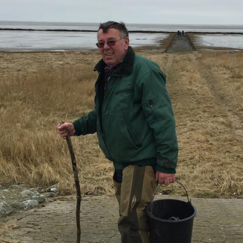 Når Erhardt Ehmsen fortæller om Vadehavet, foregår det på sønderjysk. ”Det er værst med de københavnere. De har det svært med æ sproch”, siger han. 