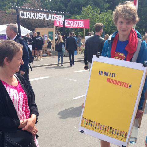 “Skiltet skal fange folks opmærksomhed”, siger Jakob Bang, der sammen med andre unge sydslesvigere på årets Folkemøde på Bornholm har samlet underskrifter til støtte for mindretalsrettigheder i EU.