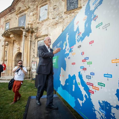 Hans Heinrich Hansen var den første, der skrev sit navn på et stort Europakort på FUEN’s mindretalskongres i Cluj, Rumænien, i maj. Dette var startskuddet til underskriftsindsamlingen for det europæiske borgerinitiativ, Minority SafePack. 