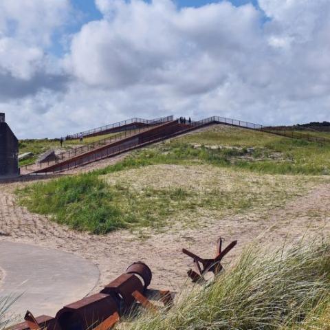 Det nye Tirpitz er bygget på det sted, hvor en kran under 2. Verdenskrig skulle løfte de tunge kanoner op på bunkeren af samme navn, der i dag er forbundet med museet gennem en underjordisk gang.  Det nye Tirpitz er bygget på det sted, hvor en kran under 2. Verdenskrig skulle løfte de tunge kanoner op på bunkeren af samme navn, der i dag er forbundet med museet gennem en underjordisk gang.