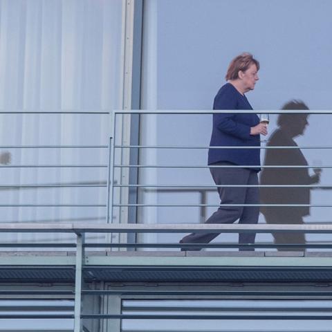 Henover sommeren var krisen mellem Angela Merkels CDU og indenrigsminister Horst Seehofers CSU på sit højeste. Her ses de under et af deres talrige møder på en af Forbundskansleriets balkoner i slutningen af juni, k0rt for et kompromis på asylområdet afværgede krisen i starten af juli. Foto: Paul Zinken/AFP/Scanpix Ritzau