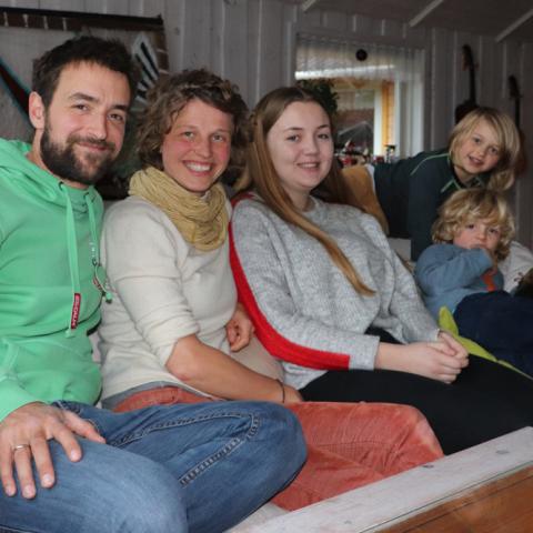 Matilde Kirk Sørensen bor hos familien Milord i Nibøl i skoleåret 2018/19. På billedet ses (fra venstre): Benjamin, Sarah, Matilde, sønnerne Fiete (stående) og Paul samt beaglen Amy. 