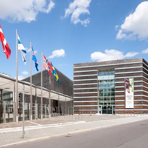 De nordiske flag vejer foran de nordiske ambassader i Berlin, der i de senere år i fællesskab har arrangeret flere nordisk-tyske arrangementer. Foto: Kai Abresch/Nordiske ambassader i Berlin.