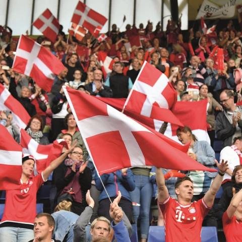 Danske fodboldfanz med dannebrogflag til en landskamp.