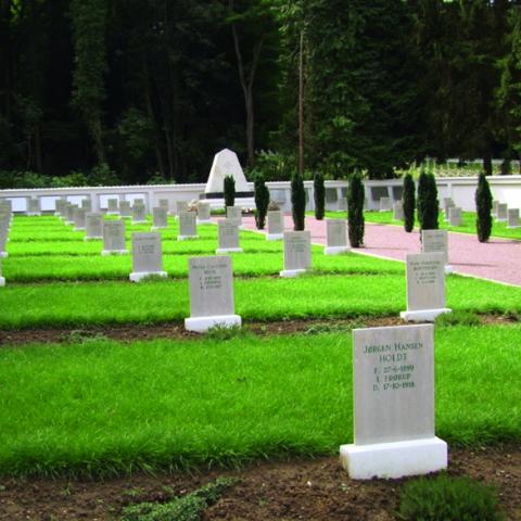 I bil ankommer man til militær-kirkegården i Braine i Nordfrankrig ved at køre fra Braine mod Augy. Efter at have krydset landevejen D14 nås militærkirkegården ikke langt fra landevejen N31.