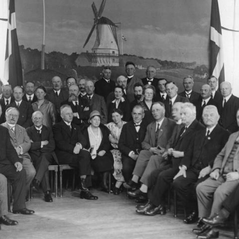 Grænseforeningens hovedstyrelse forsamlet i Aarhus i 1929 med billede af Dybbøl Mølle i baggrunden. Nummer tre fra venstre (siddende) er rektor H.P. Hansen, der var formand for Grænseforeningen fra 1926 til sin død i 1942. Axel Johnsen fremhæver H.P. Hansen som en af de formænd, der havde succes med at finde en linje i krydsfeltet mellem et til tider meget aggressivt Tyskland, et stærkt defensivt Danmark og et mindretal i Sydslesvig, der hele tiden drømte om at komme hjem til Danmark.