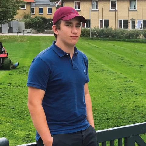 “Jeg har venner, der har været på efterskole og anbefalede det til mig”, siger Rocco Moritz Meier (th.) fra Flensborg, der valgte Kerteminde Efterskole på grund af de fag, skolen tilbyder. Han har bl.a. valgt fagene debat og golf og går i en innovationsklasse, hvor eleverne bliver trænet i at tænke kreativt.  “Jeg har venner, der har været på efterskole og anbefalede det til mig”, siger Rocco Moritz Meier (th.) fra Flensborg, der valgte Kerteminde Efterskole på grund af de fag, skolen tilbyder. Han har bl.a. valgt fagene debat og golf og går i en innovationsklasse, hvor eleverne bliver trænet i at tænke kreativt.