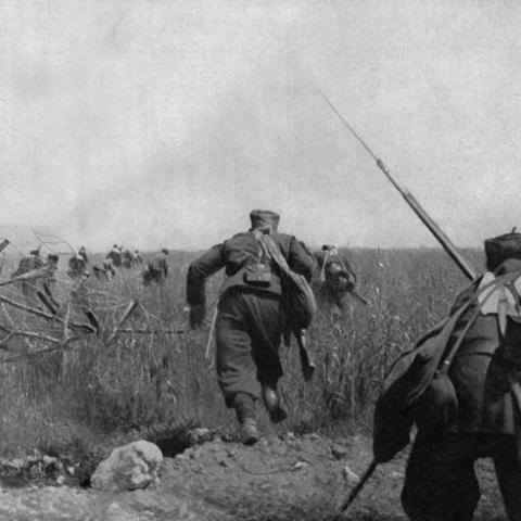 De franske tropper i det øjeblik, de stormer frem til angreb ved Moulin-sous-Touvent. 