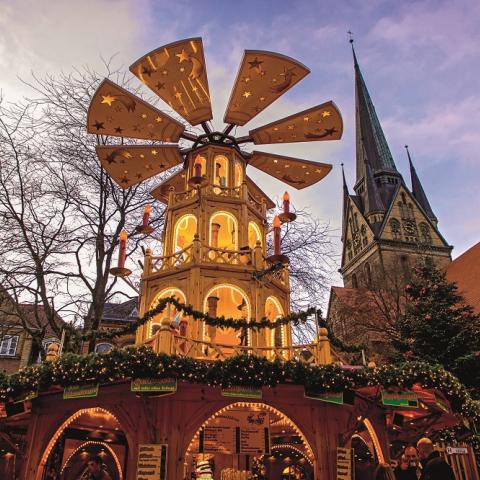 Julepyramiden på Søndertorv er vartegn for Flensborg julemarked. Her med Skt. Nikolaj kirke i baggrunden. 