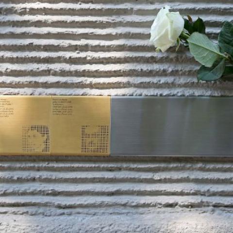 I München har man haft en diskussion om, hvorvidt man ønskede snublesten lagt ned i byens fortove eller ej, sådan som det er sket i en række andre tyske storbyer. Kompromisset blev for nylig, at mindeplader over ofrene for nazismen placeres på bygninger, hvor ofrene boede, eller på standere foran bygningerne. Ny bog fortæller historien om snublestenene, der er udtryk for moderne erindringskultur i Tyskland, skriver Moritz Schramm. 