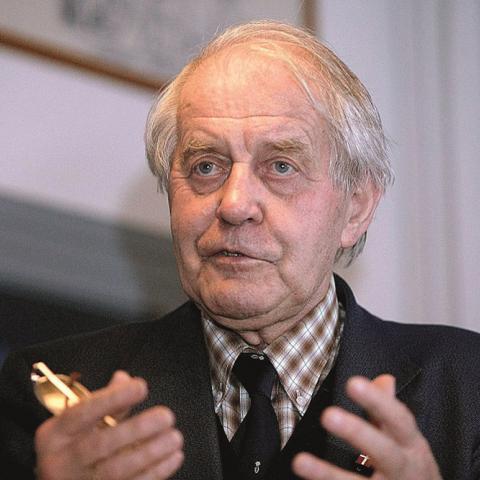 Karl Otto Meyer døde 7. februar 2016. 