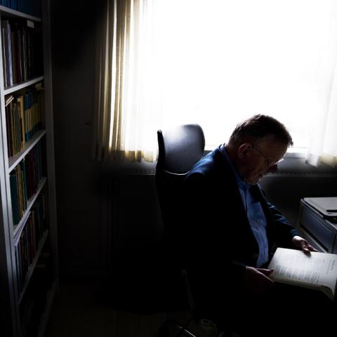 Kjeld Holm flyttede fra Sønderjylland til Aarhus i 1965 og oplevede det, som om verden udvidede sig. I Aarhus mødte han blandt andet idehistorikeren Johannes Sløk, som blev hans læremester og nære ven. Han har ikke siden for alvor overvejet at flytte tilbage til sin fødeegn.