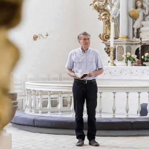 "Jeg har tænkt på, om jeg ikke trænger til et fjumreår. Det har jeg aldrig haft. Jeg var 18 år, da jeg begyndte at studere teologi, og jeg blev præst, da jeg var 26, og så har det ene taget det andet", siger Viggo Jakobsen, der går på pension 1. december. Han er her fotograferet i Helligåndskirken i Flensborg.