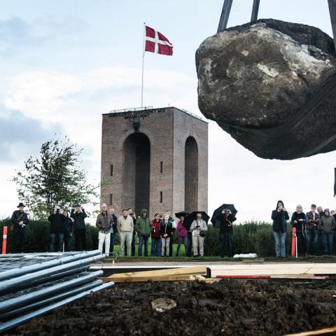 Da genforeningsstenen på Ejer Bavnehøj for nylig skulle flyttes for at gøre den mere synlig, ville de frivillige kræfter gerne gøre det ved manuel kraft, sådan som det var sket i 1920, da stenen blev rejst. Men blokvogne og heste var trods alt for meget af det gode. I stedet bidrog et lokalt transportfirma.