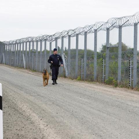 Den ungarske premierminister Viktor Orbán skelner ifølge journalist Adam Holm mellem dem, ’hører til’ og ’gør nytte’, og dem, som påfører samfundet en belastning. De sidste må der være grænser for, mener Orbán. 