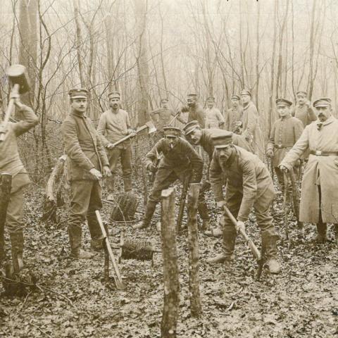 Tyske soldater lægger pigtråd nær Toftlund. Credit: Foto i privateje, trykt med tilladelse fra ejerne.