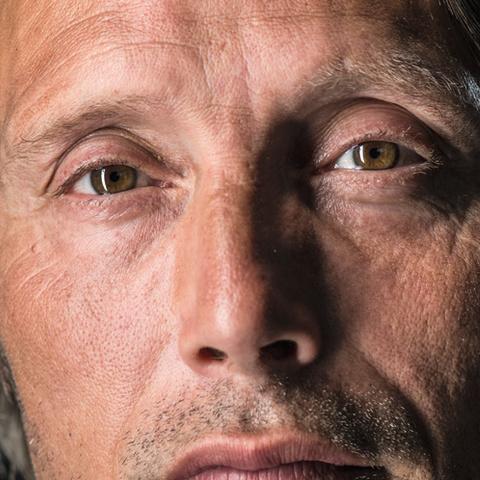 Skuespillerne i danske film er blevet kritiseret for at tale, så man vanskeligt kan forstå, hvad de siger. Overskrider Mads Mikkelsen eksempelvis grænsen for, hvad en skuespiller kan tillade sig med hensyn til distinkt udtale, spørger Jørn Lund. 