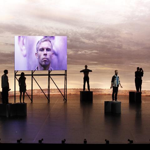 ”Jeg ser mig selv som europæer, Jeg blev født i Hamburg, men jeg har også boet store dele af mit liv i Amsterdam, Paris, New York og Zürich, og de seneste 15 år har Berlin været centrum i mit liv”, siger den tyske dramatiker Falk Richter. 