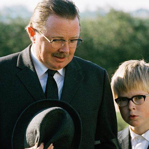 Alle skuespillere taler sønderjysk i Peter Schønau Fogs film "Kunsten at græde i kor" fra 2007, der bygger på Erling Jepsens roman af samme navn. Instruktøren valgte derfor dels unge, lokale skuespillere, der behersker dialekten. Filmen blev vist med undertitler i alle landets biografer bortset fra i Tønder.