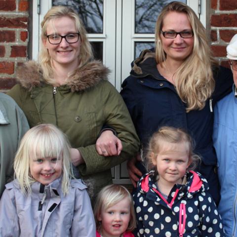 Dorte Baarstrøm Nielsen (midten tv.) og Jessica Jensen (midten th.) besøger Dorte Nielsens forældre, Birte og Leif, på gården i Skast ved Bredebro, hvor Jessica kom for første gang som sydslesvigsk feriebarn i 1989. I dag sammen med børnene: Forrest fra højre: Thea Nielsen, Signe Nielsen og Lene Jensen. 