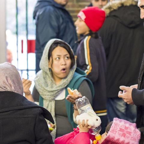 I løbet af efteråret er der kommet gennemsnitligt 500 flygtninge dagligt til Flensborg Banegård.