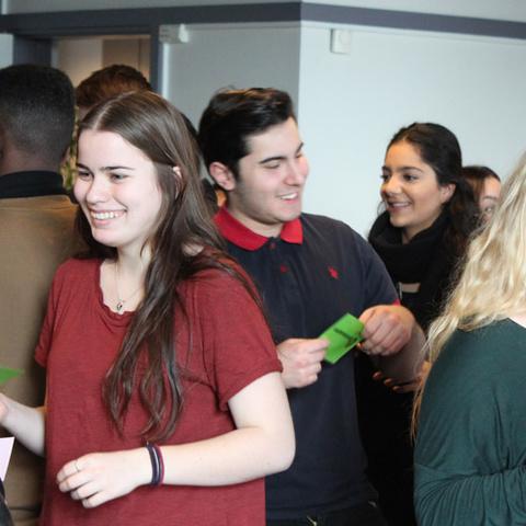 ”Man behøver ikke at rejse til Argentina for at opleve kulturmødet”, siger rektor Jan Vistisen, Herlev Gymnasium, hvor en tredjedel af eleverne har anden etnisk baggrund end dansk. Fra venstre: Nanna Rasmussen, Koray Kilic og Freja Thomsen Ødegaard fra 1.x., der har haft besøg af Grænseforeningens Elevambassadører.