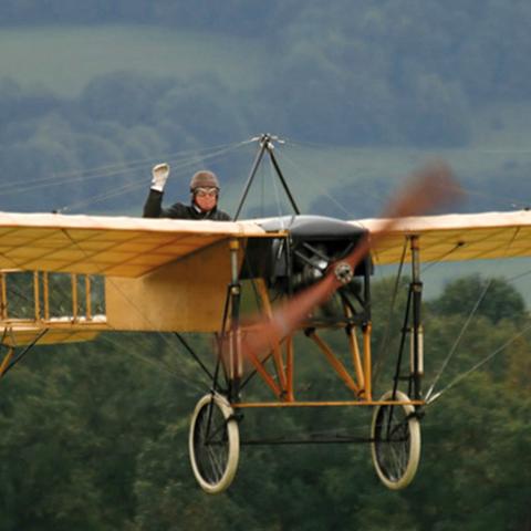 "Hvor meningsløse. sagde vi til os selv, er ikke disse Grænser, naar en hvilken som helst Flyvemaskine let som i leg kan svinge sig hen over dem", skrev Stefan Zweig begejstret i 1909, da Louis Blériot krydsede Den Engelske Kanal i et selvbygget fly. 100 år efter, i 2009, fløj den svenske pilot Mikael Carlson (foto) den samme rute i en kopi af flyet fra dengang.