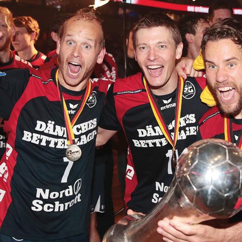 Det er de færreste danskere, der ved, at markante danske håndboldlandsholdsspillere som Anders Eggert, Lasse Svan og Thomas Mogensen (foto) også er stjerner i tysk håndbold. De spiller for Flensburg-Handewitt, der sidste år vandt den tyske pokalfinale i håndbold. Interview med kendte håndboldspillere fra Flensburg-Handewitt er et eksempel på indslag, som den nye tv-redaktion på Flensborg Avis vil kunne lave, forudser chefredaktør Jørgen Møllekær. Det er de færreste danskere, der ved, at markante danske håndboldlandsholdsspillere som Anders Eggert, Lasse Svan og Thomas Mogensen (foto) også er stjerner i tysk håndbold. De spiller for Flensburg-Handewitt, der sidste år vandt den tyske pokalfinale i håndbold. Interview med kendte håndboldspillere fra Flensburg-Handewitt er et eksempel på indslag, som den nye tv-redaktion på Flensborg Avis vil kunne lave, forudser chefredaktør Jørgen Møllekær.