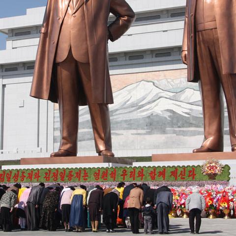 Det er karakteristisk for danskere, at de har et afslappet forhold til magthierarkier, skriver Jørn Lund. Her er det nordkoreanere, der bøjer sig i ærefrygt for de tidligere nordkoreanske ledere Kim Il Sung og Kim Jong Il på Mansu Hill i Nordkoreas hovedstad, Pyongyang. 