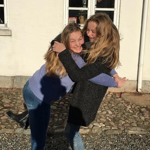 Ida (tv) hørte om elevudveksling fra sin morfar, der selv fik en ven for livet. Det er Ida sikker på, hun også har fået i Amalie (th).