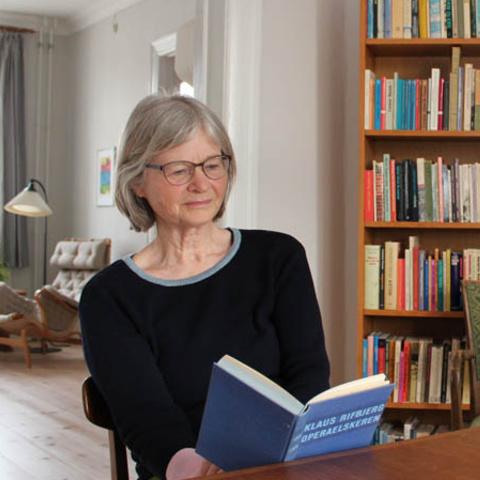 68-årige Karen Sonne Jakobsen, der er opvokset i Sydslesvig, tog til København efter sin studentereksamen fra Duborg-Skolen i Flensborg i 1966. Siden da har hun boet og arbejdet i Danmark. 