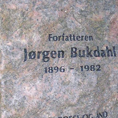 Mindesten over Jørgen Bukdahl i Skibelund Krat ved Vejen.