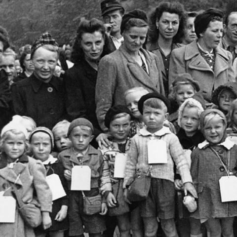 Sydslesvigske feriebørn er klar til at tage med toget til Danmark. Det vides ikke, hvilket årstal billedet er fra.