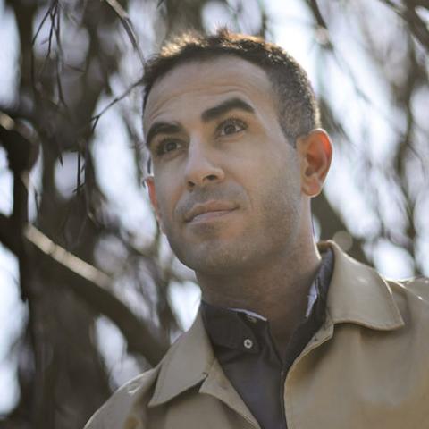 ”Hvor taler du flot dansk!” Sådan roste daværende kulturminister Bertel Haarder Abdel Aziz Mahmoud efter efter en debat i radioen. ”Jeg blev så paf, at jeg svarede ”i lige måde”. Senere tog jeg Bertels udtalelse som titel til min bog”, siger Abdel Aziz Mahmoud.