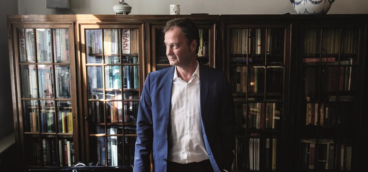 Knud Romer, der er opvokset med en dansk far og en tysk mor i Nykøbing Falster, mener danskerne kan lære meget af at se sig selv med tyske øjne. På Rødding Højskole holder han foredraget ”Die hyggeligen Dänen. Den danske selvforståelse i tysk perspektiv.”