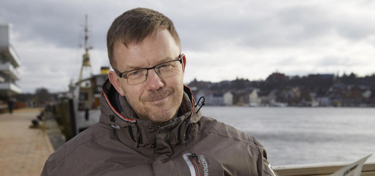 Jørgen Møllekær har været chefredaktør og administrerende direktør for Flensborg Avis siden 2013. Her ved havnefronten i Flensborg.  Jørgen Møllekær har været chefredaktør og administrerende direktør for Flensborg Avis siden 2013. Her ved havnefronten i Flensborg.