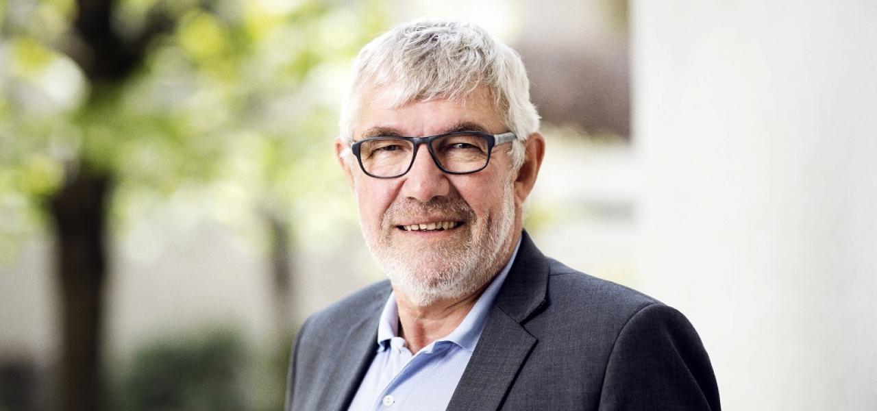 "Inge Adriansen trak vores nationale myte ud af sin særegenhed og gjorde den til en del af en større fælles fortælling", skriver Knud-Erik Therkelsen, generalsekretær i Grænseforeningen. "Inge Adriansen trak vores nationale myte ud af sin særegenhed og gjorde den til en del af en større fælles fortælling", skriver Knud-Erik Therkelsen, generalsekretær i Grænseforeningen.