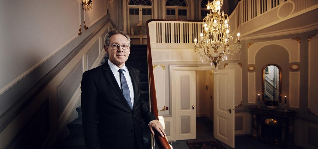 “Det gør indtryk, at mindretallene på begge sider af grænsen, det tyske mindretal og det danske mindretal, har en meget vigtig funktion i den proces, der sker i disse år, hvor vi nærmer os hinanden mere og mere,” siger Andreas Meitzner. Her i ambassadørens residens på Østerbro, København.