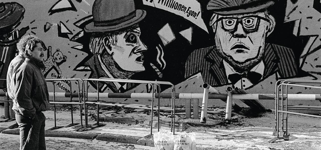 Lykke Friis fortæller, hvordan en skoleklasse i 1982 fik deres lærer i problemer, fordi de i Zwickau opsatte en plakat med teksten “Frihed til Egon Olsen”. Ifølge Lykke Friis så mange østtyskere Olsenbanden som en slags frihedskæmpere i det små: “Ligesom Egon, Benny og Kjeld drømte de om en bid af friheden og lidt flere penge på kontoen. Men ligesom hos de tre var der sjældent hold i planerne”, skriver hun.