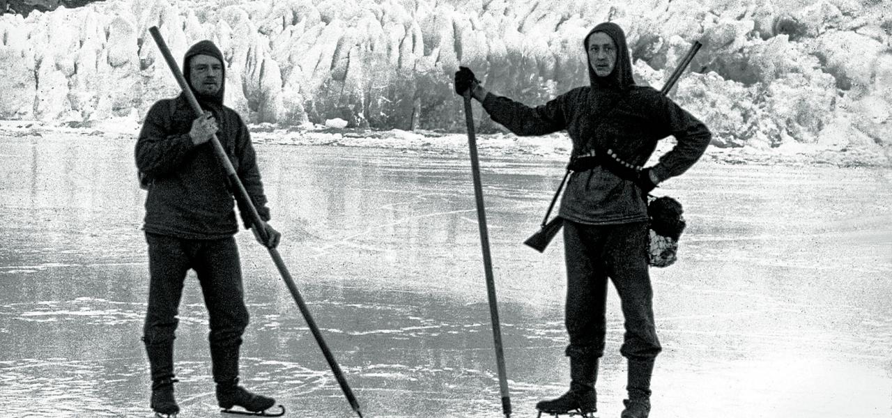 Jens Jepsen (t.v.) sammen med sin ven Harald Johansen på isen på Arsukfjorden med isstave og gevær. 
