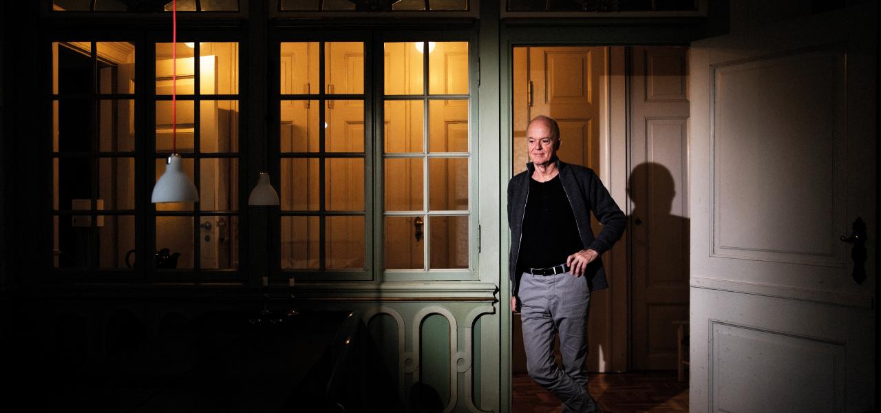 Der er en særlig stemning af ro og gamle dage i historiker Henrik Jensens lejlighed med reoler i skønvirkestil og udsigt til Rosenborg Slot i Kongens Have, København. Men idyllen i Danmark er truet, mener Henrik Jensen, for danskerne mangler i stigende grad noget at være fælles om.  Der er en særlig stemning af ro og gamle dage i historiker Henrik Jensens lejlighed med reoler i skønvirkestil og udsigt til Rosenborg Slot i Kongens Have, København. Men idyllen i Danmark er truet, mener Henrik Jensen, for danskerne mangler i stigende grad noget at være fælles om.