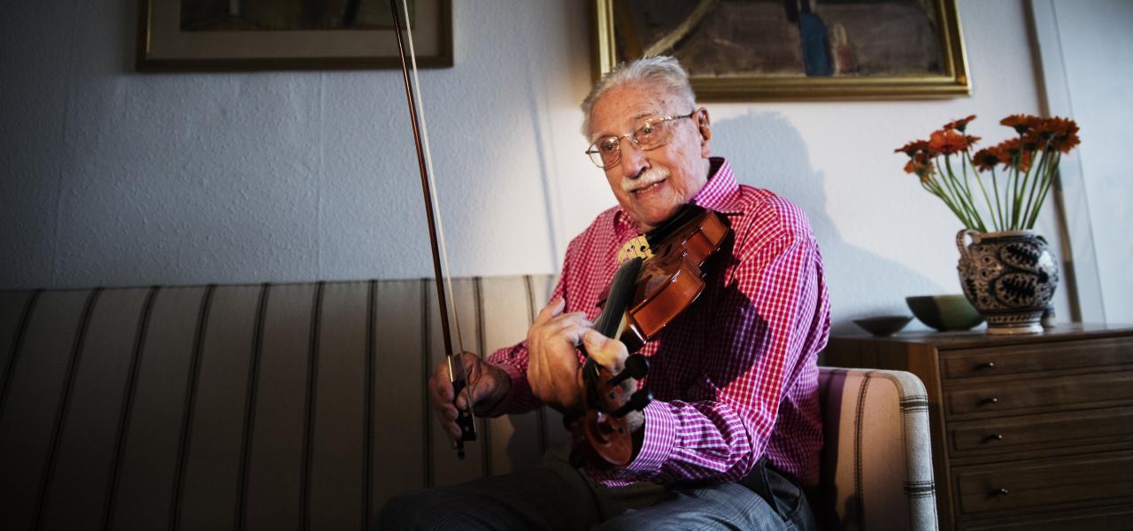 I sit hjem i lejligheden på Frederiksberg øver Jens Rasmussen sig hver dag på den violin, han fik i 99 års fødselsdagsgave. 
