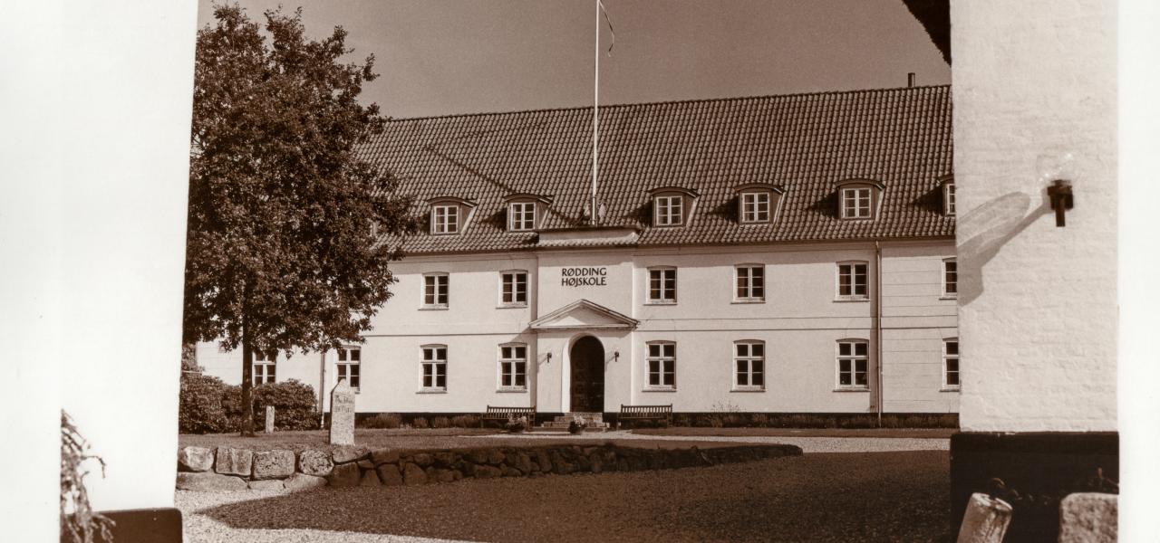 “Vi skal ikke give dem penge, vi skal give dem elever – så kommer pengene sgu af sig selv”, sagde daværende formand for Grænseforeningen Finn Slumstrup (1941-2018) på et møde om Rødding Højskoles krise, som bl.a. også generalsekretær Knud-Erik Therkelsen deltog i, skriver Erik Lindsø. 