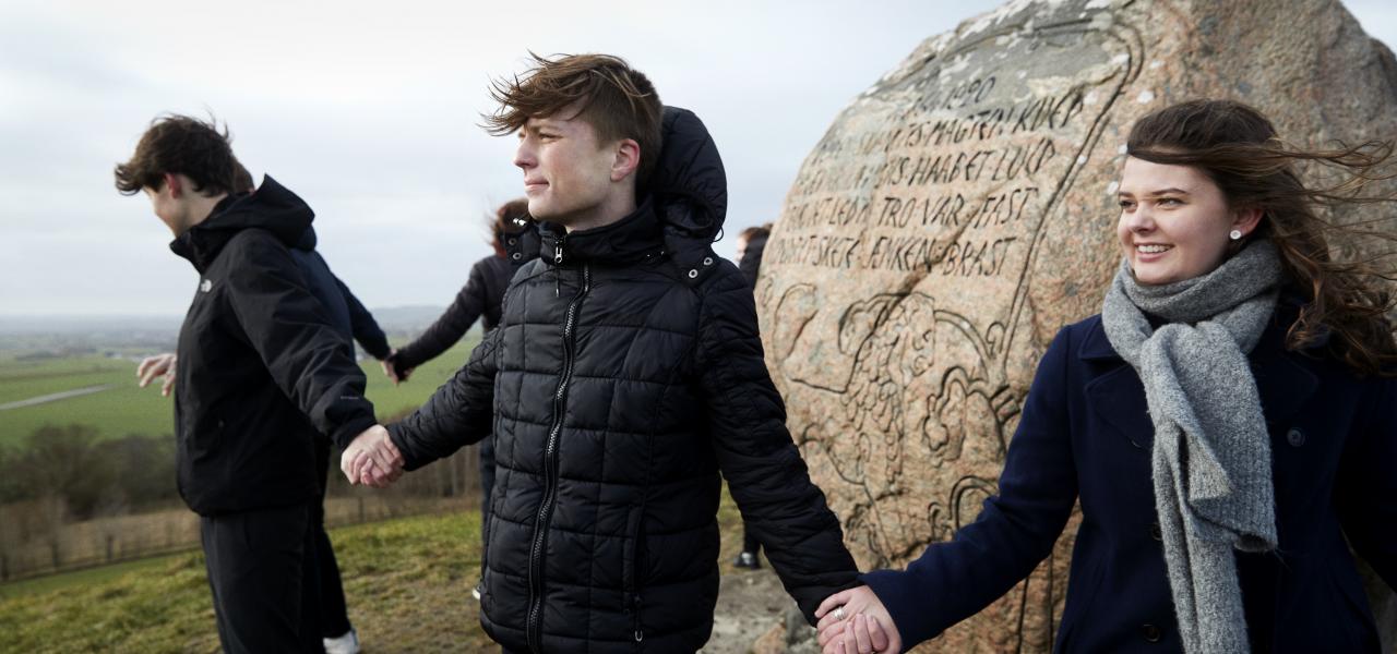 Unge fra Faarevejle Efterskole tager forskud på festlighederne den 14. maj 2020 ved genforeningsstenen på Esterhøj, Odsherred.
