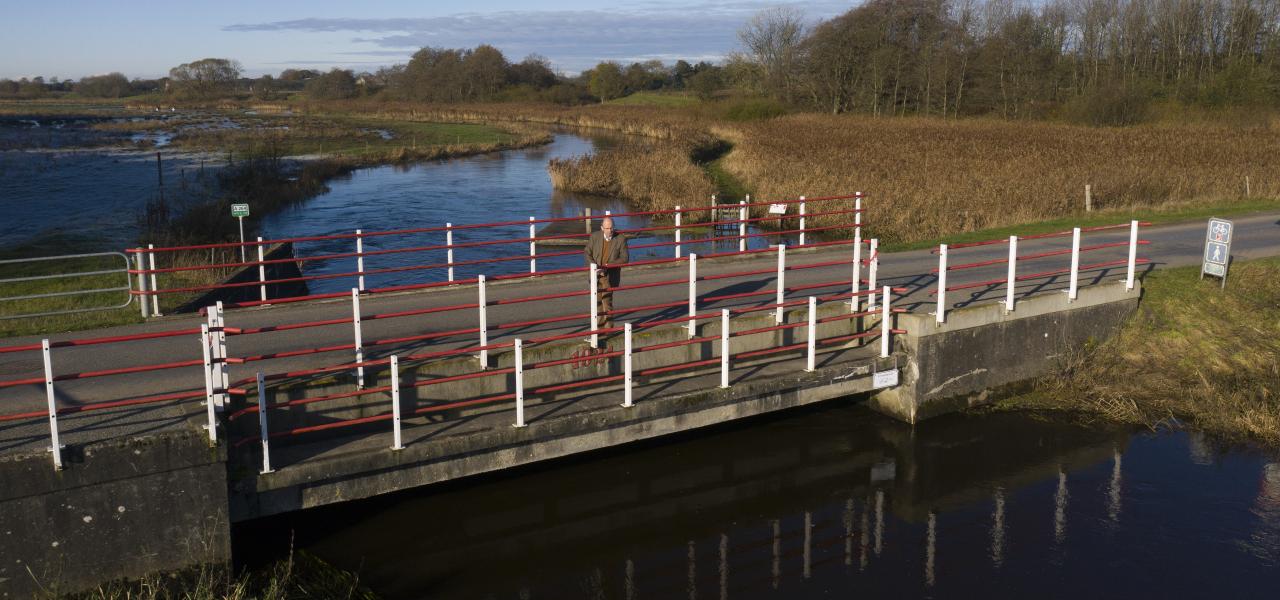 Kongeåen blev ny statsgrænse efter danskernes nederlag i 1864. ’Frihedsbroen’ ved Københoved nær Rødding, som Hans Schultz Hansen her er fotograferet på, blev et vigtigt sted i den nationale kamp i perioden fra 1865 til 1920. Det var her, sønderjyder kunne krydse Kongeåen, når de skulle til møde ved det nationale mødested, Skibelund Krat.