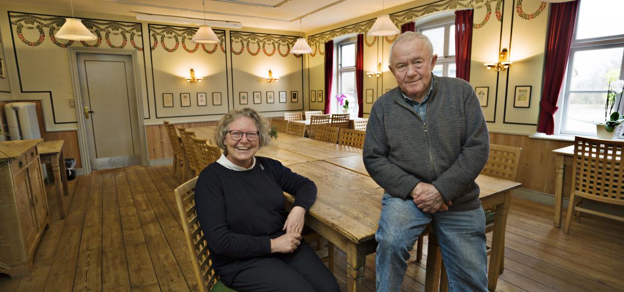 Inger Nielsen Rosendahl og Peter Popp Andersen hører til blandt de sønderjyder, der holder fast i mindedage og fester i forbindelse med Genforeningen. Her fotograferet i mødelokalet på Hoptrup Efterskole, hvor der var afstemning den 10. februar 1920 forud for Genforeningen