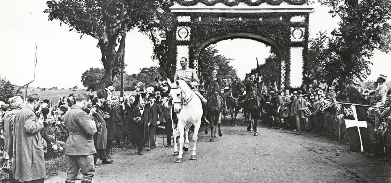 Heldigvis dvæler bogen ikke ved Kong Christian 10.’s ridt over grænsen, skriver den tyske anmelder Jan Schlürmann i sin anmeldelse af ‘Genforeningen’ af Hans Schultz Hansen. Foto: Holger Damsgaard/Det Kongelige Bibliotek (Fra bogen)